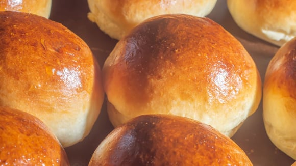 Pão na air fryer fica pronto rapidinho e você só precisa desses ingredientes simples!