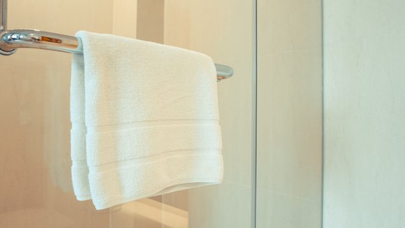 Pequenos erros na lavagem podem deixar as toalhas rígidas e menos absorventes. (créditos: Shutterstock)