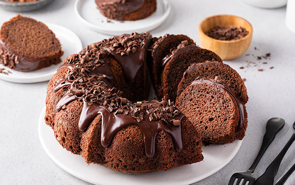 Bolo de chocolate molhadinho com calda quente é a combinação mais irresistível do mundo e a receita é muito prática