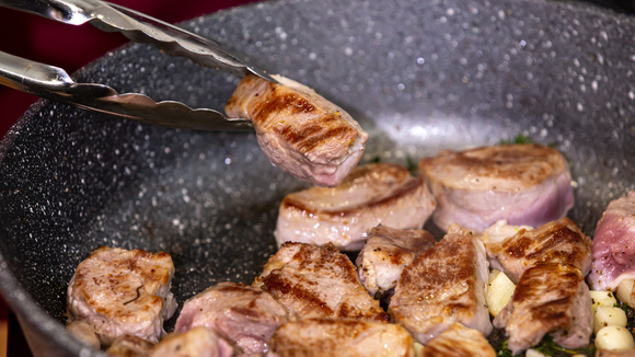 Colocar carne demais na panela de uma vez pode prejudicar o resultado. (Créditos: Canva)