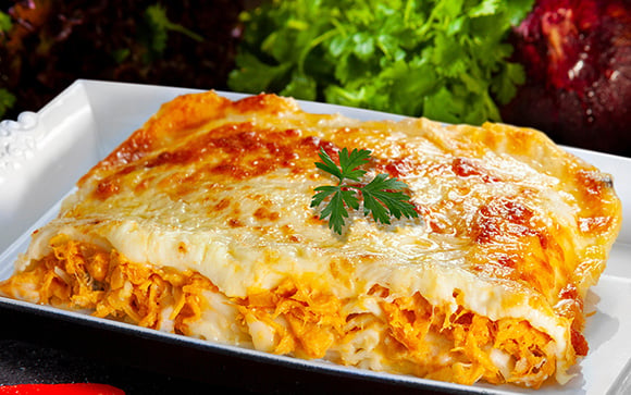 Segunda sem carne vermelha: lasanha de frango com queijo cremosa, gratinada e fácil de fazer
