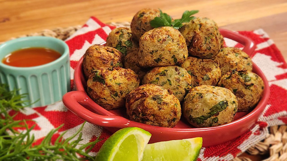 Tigela com bolinhos de bacalhau fake feitos na airfryer: crocantes e deliciosos (Créditos: TudoGostoso/Isabela Henriques)
