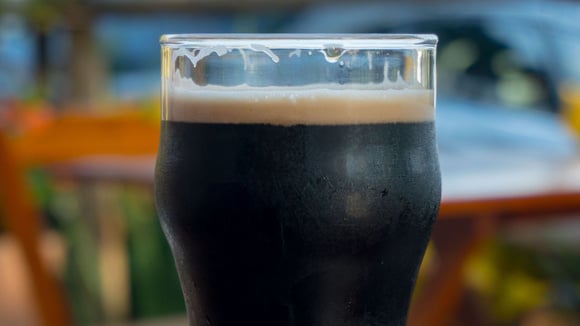 Existem muitos estilos de cerveja preta, com diferentes sabores e intensidades (Créditos: Alexandre Lima/Pexels)