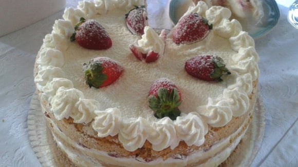 Naked cake de morango com massa de fécula fofinha e decorações de chantilly (Créditos: TudoGostoso/Matheus)