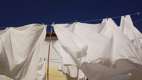 Roupas brancas brilhando como novas: adicione 2 colheres de chá deste produto ao tambor da máquina e diga adeus aos produtos caros