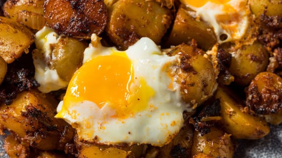 Batata frita com molho de alho, páprica servida com ovo frito por cima: aprenda como fazer (Créditos: Shutterstock)