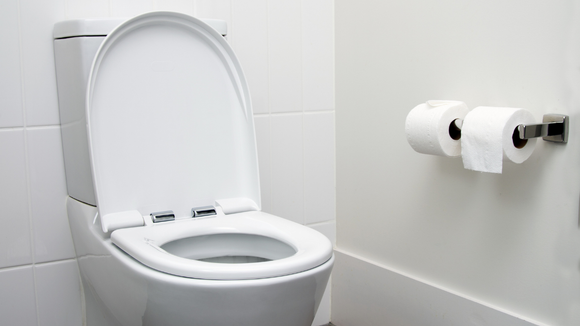 Poucas pessoas sabem, mas basta despejar uma xícara dessa mistura para o vaso sanitário ficar limpo, sem manchas e perfumado