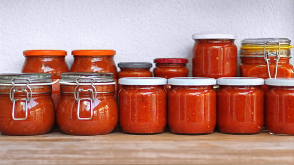 Armazene o molho de tomate pronto em potes limpos e bem fechados para que ele dure por mais tempo (Créditos: Shutterstock)