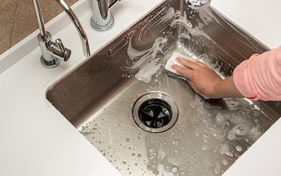 Pouca gente sabe como limpar uma pia de aço inox: aqui está o passo a passo rápido e fácil de uma faxineira profissional