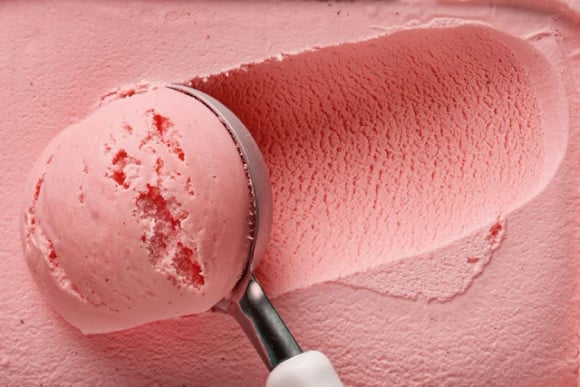 É possível fazer sorvete sem nenhum tipo de leite e o resultado fica ainda mais nutritivo e repleto de sabor (Créditos: Shutterstock)