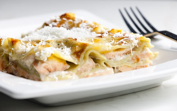 Receita de lasanha de frango com creme branco: aprenda a fazer em casa e você nunca mais vai querer comprar pronta