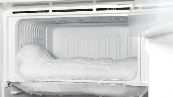 4 dicas para descongelar a geladeira mais rápido e poupar tempo na cozinha