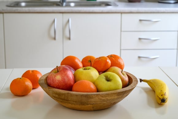 Colocar uma rolha de cortiça dentro da fruteira: TudoGostoso explica o truque simples para afastar as mosquinhas das frutas