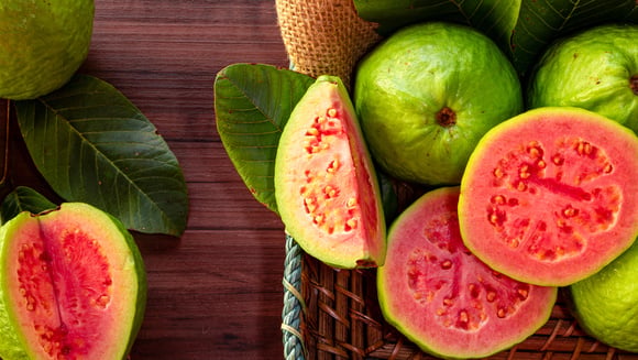 Todo homem deveria comer goiaba com frequência: fruta tem benefício IMPORTANTE pro público masculino