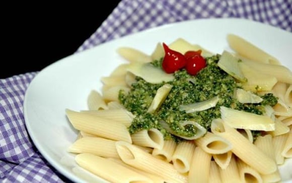 Macarrão com pesto fica melhor com massas curtas como penne e fusilli (Créditos: TudoGostoso/Karina Batista)