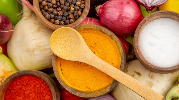 Não desperdice os benefícios da cúrcuma! Nutricionista revela duas estratégias fundamentais