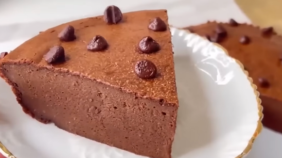 Adeus açúcar e farinha! Estou viciada nesse bolo de chocolate tão cremoso que desfaz na boca a cada colherada