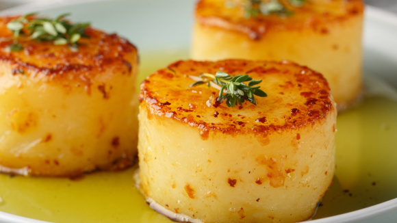 Nem frita, nem assada: esse é o melhor jeito de fazer batata, derrete na boca e fica uma delícia com esse molho cítrico