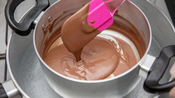 O banho-maria é outra alternativa para derreter o chocolate com segurança (Créditos: Shutterstock)