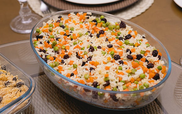 Arroz à grega simples: o acompanhamento colorido que sempre deixa a mesa mais bonita (receita fácil)