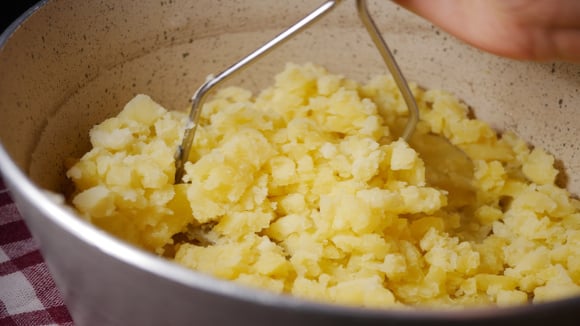 Os chefs concordam: para deixar o purê de batata sedoso e leve, nunca use o liquidificador; faça isso em 30 segundos