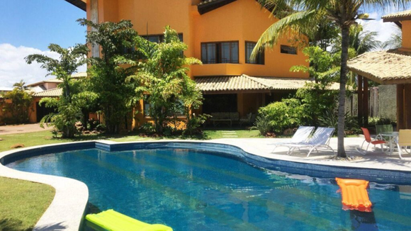 Piscina em formato de violão e boate particular: ícone do axé, cantor Netinho vivia em mansão no litoral da Bahia conhecida como Casa Musical