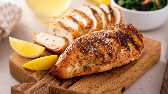 Peito de frango fica suculento na airfryer! (Créditos: Shutterstock)