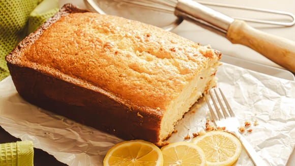 Sem manteiga ou batedeira: como fazer um bolo de limão úmido e fofo para acompanhar o café ou chá