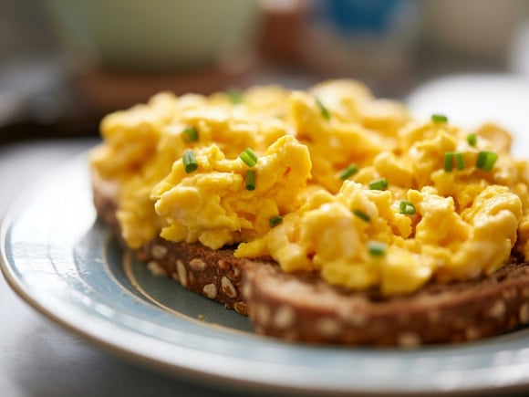 Seus ovos mexidos nunca mais serão os mesmos: TudoGostoso revela o ingrediente que substitui o leite e deixa a receita muito mais cremosa