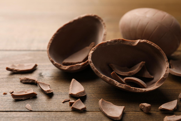Chocolate é alvo de críticas e levanta a dúvida: ainda vale a pena comprar barras e ovos de Páscoa em 2025?