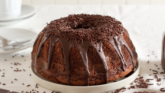 Bolo de chocolate vegano com calda que qualquer um vai se surpreender com o sabor!
