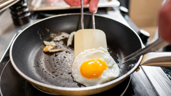 Para que serve colocar vinagre na frigideira ao fritar ovos? TudoGostoso explica a finalidade e se realmente vale a pena usar o truque