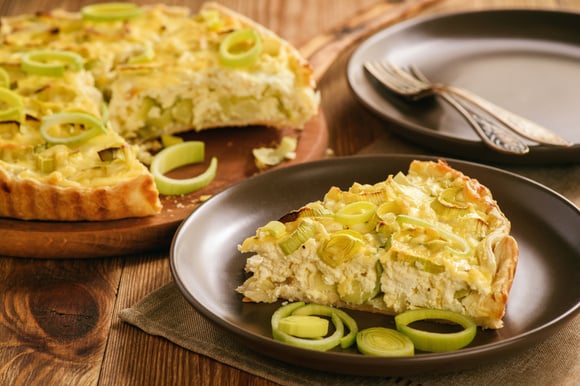 Para o almoço, jantar ou lanche: veja como fazer uma quiche de queijo e alho-poró para servir em qualquer refeição