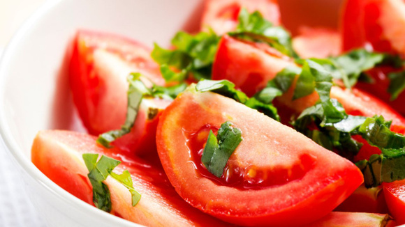 Os chefs italianos concordam: "A salada de tomate fica melhor se você usar tomates carnudos e adicionar folhas frescas de manjericão."