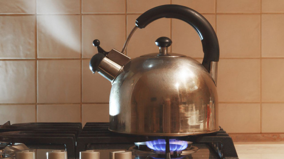 Nem vinagre, nem bicarbonato de sódio: como limpar profundamente sua chaleira e remover o calcário (ela ficará como nova!)