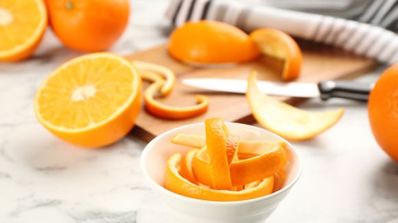 Cheiro de peixe na cozinha? O truque da casca de laranja que elimina o odor em minutos