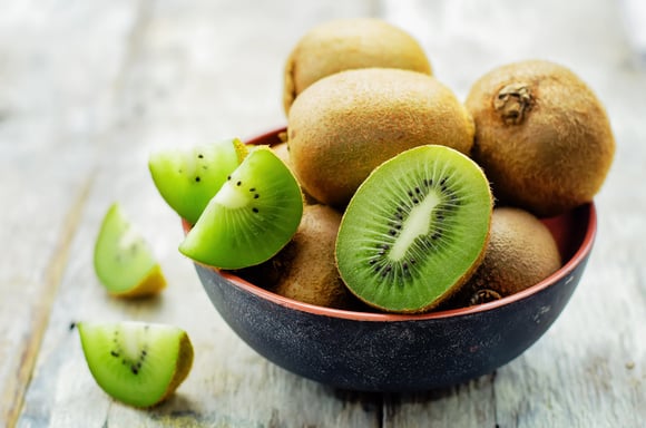 O melhor lugar para armazenar o kiwi depende de quão maduro ele está: veja os melhores métodos para armazenar a fruta, incluindo como congelar