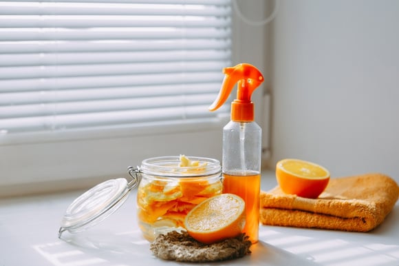Borrifar água com álcool e cascas de laranja nas cortinas de casa: por que as pessoas estão fazendo isso e para que serve?
