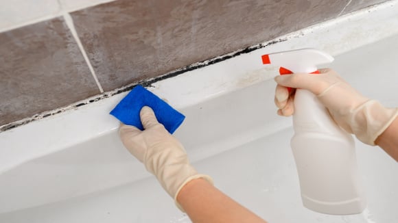 Aprendi essa mistura caseira potente para tirar o amarelado do rejunte e dar brilho no box com apenas 2 ingredientes e meu banheiro ficou como novo!