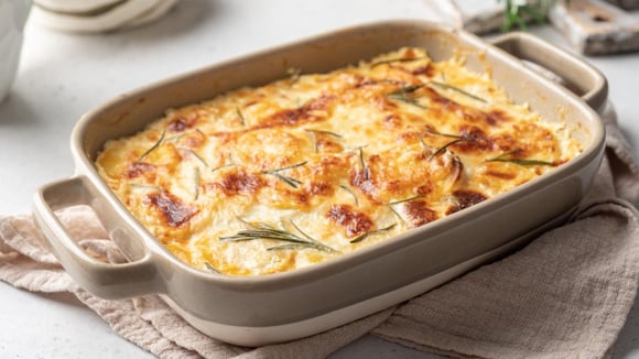 Douradinha e bem cremosa, a batata gratinada completa a refeição com muito louvor (Créditos: TudoGostoso)
