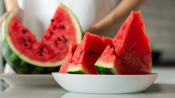 A melancia tem índice glicêmico mais alto, mas tem teor de carboidratos e açúcar mais baixo do que o mamão (Créditos: Shutterstock)