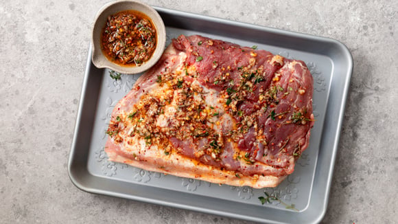 Com passos simples você tem uma carne bem temperada para levar ao forno (Créditos: Magnific)