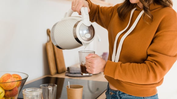 As chaleiras elétricas estão ganhando concorrência moderna. Essa solução economiza espaço e tempo