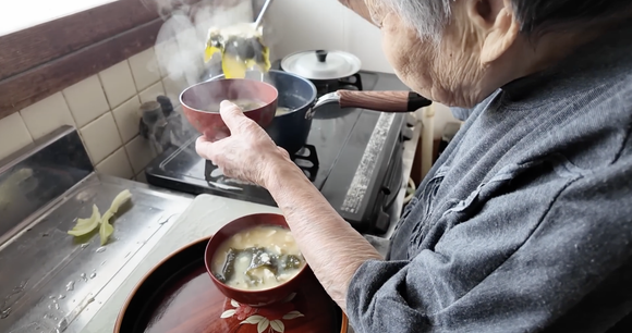 A combinação de alimentos variados chama atenção pela simplicidade e pelo equilíbrio. (Foto: reprodução canal 100歳ばあちゃんの日常 no Youtube)