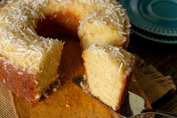 Bolo de fubá cremoso pro café da manhã: você vai devorar essa receita toda semana