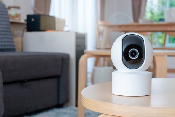 A câmera 360° que permite acompanhar sua casa direto do celular está com quase 50% OFF