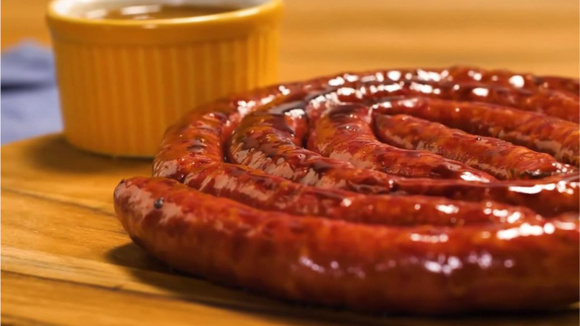 Linguiça caramelizada na cerveja é uma ótima opção de petisco (Créditos: TudoGostoso)