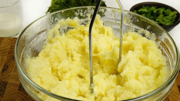 Purê de batata mais gostoso: descasque apenas depois de cozinhar as batatas! (Créditos: Shutterstock)