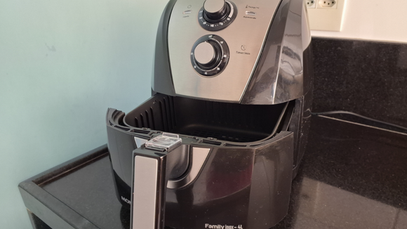 Alguns são extremamente perigosas: 7 erros comuns ao usar a airfryer que você deve parar agora