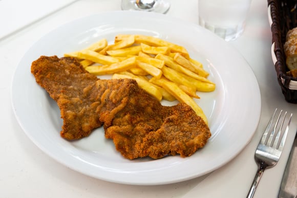 O que colocar na farinha ao fazer bifes empanados para deixá-los mais saborosos: o ingrediente secreto que quase ninguém usa